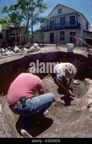 Les archéologues étudiant à creuser une excavation à St Augustine en Floride Banque D'Images