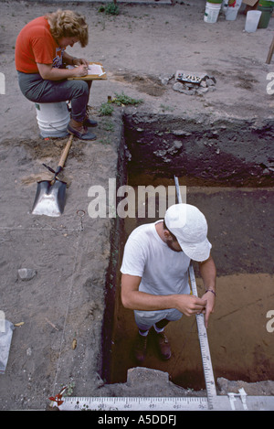 Les archéologues du mappage d'une fonction à une excavation Banque D'Images