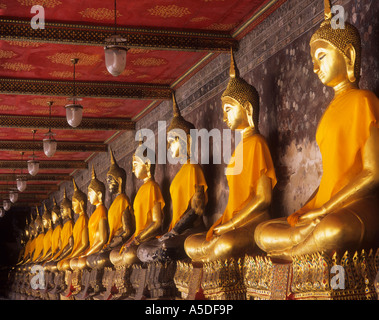 Bouddhas d'or Wat Suthat à Bangkok en Thaïlande Banque D'Images