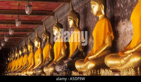 Bouddhas d'or Wat Suthat à Bangkok en Thaïlande Banque D'Images