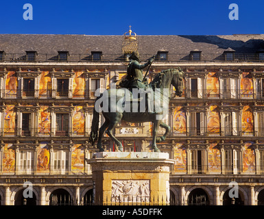 Plaza Mayor Felipe II statue et Casa de la Panaderia Madrid Espagne Banque D'Images