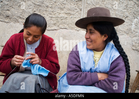 Deux femme Inca des Andes en tricot Huancarani village près de Cuzco, Pérou Banque D'Images