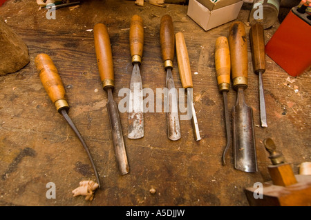 Vieux ciseaux à bois et autres outils de travail du bois dans l'atelier de Telynau Teifi welsh harp décideurs Llandysul Ceredigion Pays de Galles UK Banque D'Images