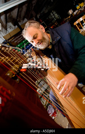 Allan shiers bouilloire Telynau Teifi harpe Llandysul Ceredigion Pays de Galles à l'un de ses traditionnels en bois fait main welsh harpes UK Banque D'Images