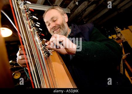 Allan shiers harp maker dans son atelier tuning une nouvelle harpe, Telynau Teifi Llandysul Ceredigion Pays de Galles Banque D'Images