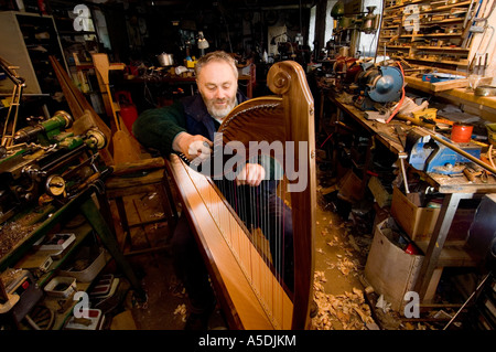 Allan shiers bouilloire Telynau Teifi harpe Llandysul Ceredigion Pays de Galles un réglage de sa main fait des harpes gallois au Pays de Galles, Royaume-Uni Banque D'Images