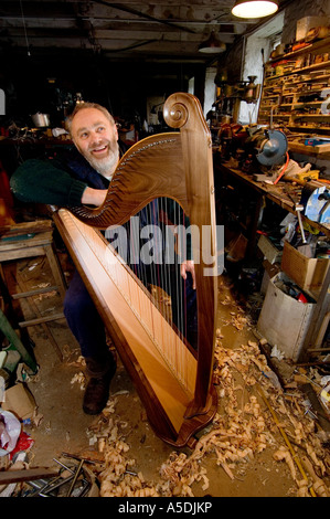 Allan shiers bouilloire Telynau Teifi harpe Llandysul Ceredigion Pays de Galles avec l'un de ses traditionnels fait main welsh harpes, UK Banque D'Images