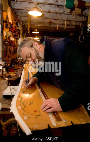 Allan shiers bouilloire Telynau Teifi harpe Llandysul Ceredigion Pays de Galles UK travaillant sur le son de la plaque d'une main faite welsh harp Banque D'Images