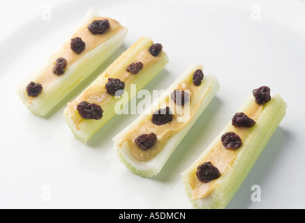 Fourmis sur un journal - bâtonnets de céleri avec du beurre d'arachide rempli et complété avec des raisins secs Banque D'Images