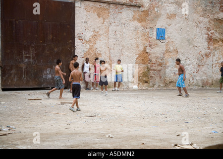 Les enfants de la rue jouant au football sur certaines épaves la masse dans la vieille ville de La Havane, Cuba Banque D'Images