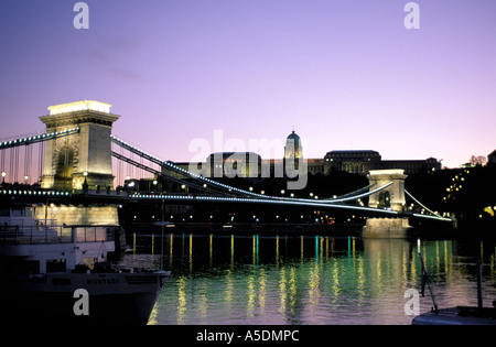 Pont des chaînes de Budapest sur le Danube avec le Palais Royal à l'arrière-plan Banque D'Images