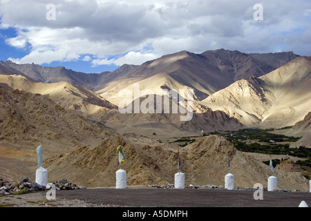 Vue sur la région himalayenne du Ladakh, vu depuis le Shanti stupa à Leh. Banque D'Images