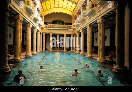 Piscine intérieure principal de Budapest de la thermes Gellért Banque D'Images