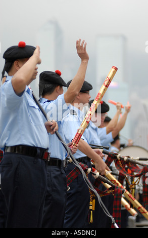 Policier chinois portant le chapeau traditionnel écossais Balmoral prenant part à la Hong Kong défilé du Nouvel An chinois en Chine Banque D'Images
