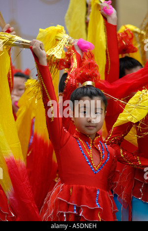 Les jeunes filles en tenues de fête en prenant part à la Hong Kong défilé du Nouvel An chinois en Chine Banque D'Images