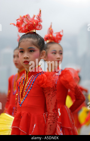 Les jeunes filles en tenues de fête en prenant part à la Hong Kong défilé du Nouvel An chinois en Chine Banque D'Images