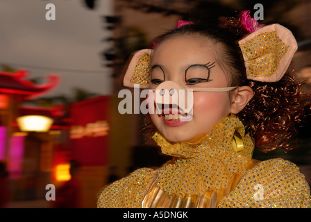 Une jeune fille portant des nez de porc chinois au cours de costume 'Année du cochon' les célébrations de la nouvelle année lunaire à Hong Kong, Chine Banque D'Images