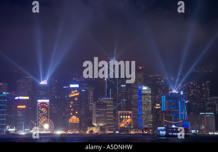 Grand spectacle son et lumière sur l'île de Hong Kong et Vicroria harbour vu de district de Kowloon, Chine Banque D'Images