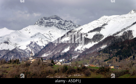 Montagnes et village, Haute Savoie près d'Annecy, France Banque D'Images