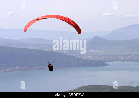 Un Parapente Parapente rouge sur le lac d'Annecy, France, Europe Banque D'Images