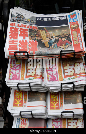 La presse quotidienne sur support avec front page photo de Nouvel An chinois lunaire dans l'île de Hong Kong, Chine Banque D'Images