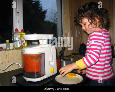 Petite fille aider jeune Irlande Kid Banque D'Images