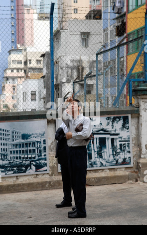 Deux hommes d'affaires dans la péninsule de Kowloon. Hong Kong, Chine Banque D'Images