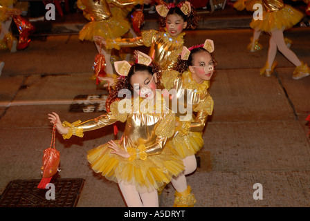 Les jeunes danseurs portant des nez de porc chinois au cours de costume 'Année du cochon' les célébrations de la nouvelle année lunaire à Hong Kong, Chine Banque D'Images