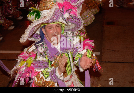 Un homme européen en costume exubérant participe à un défilé lors des célébrations du nouvel an lunaire chinois à Kowloon, Hong Kong, Chine Banque D'Images