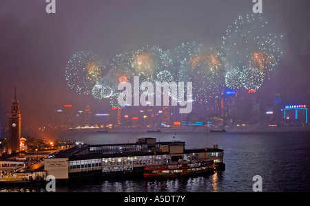 Feu d'artifice le ciel au-dessus de Victoria Harbour lors de célébrations de l'Année lunaire chinoise Nouveau à Hong Kong, Chine Banque D'Images