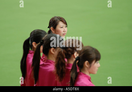 Vue latérale des jeunes femmes chinoises portant chemise rouge avec queue de style de cheveux chine Banque D'Images