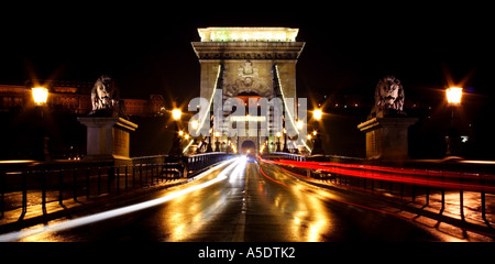 Le trafic de nuit budapest lanchid Banque D'Images