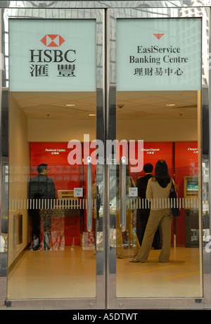 Les gens faisant la queue pour retirer de l'argent en distributeur automatique de billets de banque HSBC à Hong Kong Chine Banque D'Images