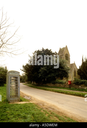 L'Oxfordshire Communications Swerford gris K6 Téléphone fort près de St Johns church Banque D'Images