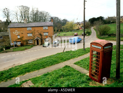 Communications rurales Oxfordshire Hook Norton Pear Tree Pub et K6 Phone box Banque D'Images