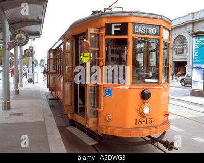 Un tramway vintage orange vif numéroté 1815, originaire de Milan, Italie, s'arrête au terminal des ferries sur la ligne F Market & Wharves à San Franc Banque D'Images