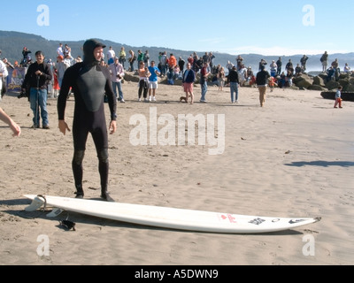 Un concurrent au 'Mavericks' surf compétition à Half Moon Bay en Californie évalue les hautes vagues et d'extrême danger Banque D'Images