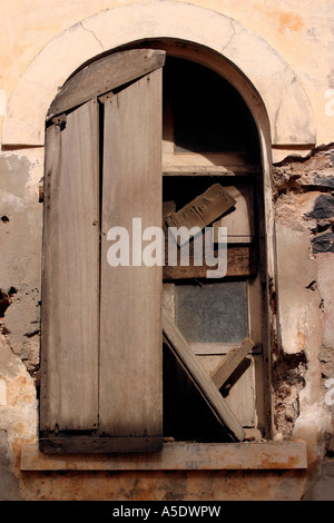 Sénégal Ile de Gorée est monté à bord de fenêtre maison délabrée Banque D'Images