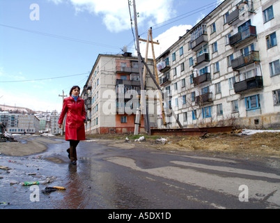 La mauvaise qualité de l'ère soviétique vieux immeubles en béton dans l'île de Sakhaline Russie Bikov Banque D'Images