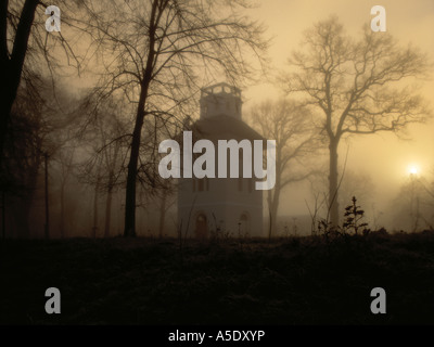 Elbpavillion Georgiun au parc dans le brouillard du matin, l'Allemagne, la Saxe-Anhalt, Dessau Banque D'Images