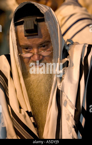 En priant avec un talit et tfilin Banque D'Images