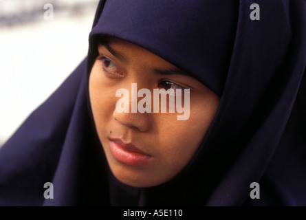 Portrait de jeune femme en robe musulmane javanaise Java Indonésie Yogyakarta Banque D'Images