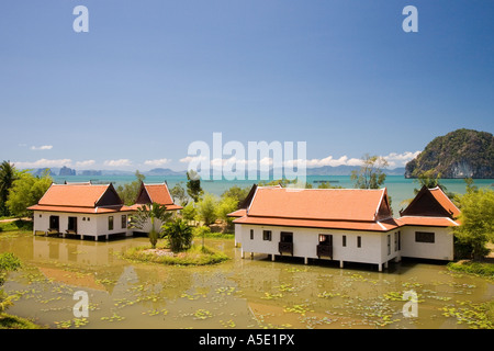 Les karsts Khaotong Bay ont inondé de nouveaux logements modernes, des maisons sur pilotis, maison thaïlandaise entourée d'eaux d'inondation dans la province de Krabi Asie Thaïlande Banque D'Images