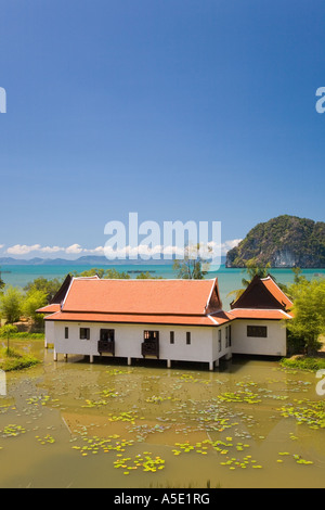 Les karsts Khaotong Bay nouveau développement moderne élevé de logements, maisons sur pilotis, maisons entourées d'eau d'inondation dans la province de Krabi Asie Thaïlande Banque D'Images