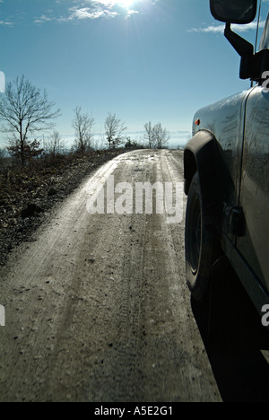 La conduite de véhicules hors route le long d'un chemin de terre Banque D'Images
