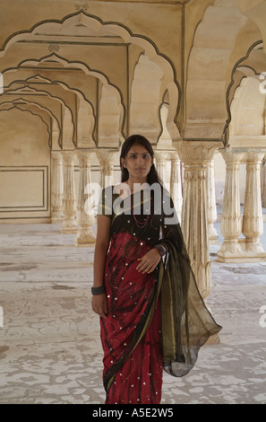 Femme portant un sari au Fort Amber à Jaipur en Inde Banque D'Images