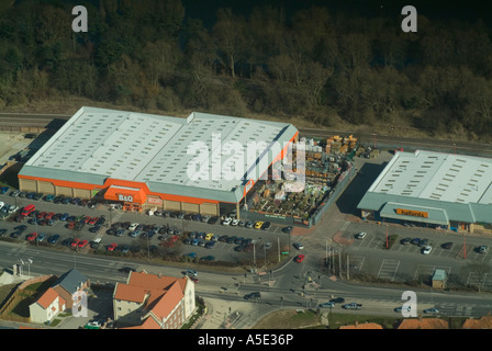 B Q et Halfords sur le retail park Seamer Road Scarborough Banque D'Images