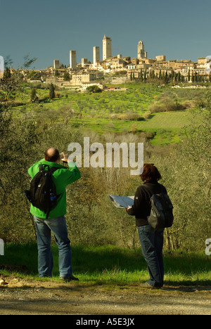 San Gimignano couple de prendre une photo sur un appareil photo numérique compact avec viseur vertical Toscane Italie Banque D'Images