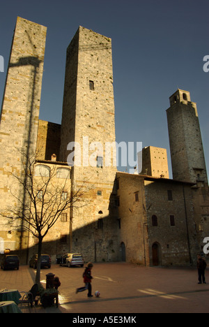 Tours de San Gimignano Toscane boy lance un ballon de soccer dans le vertical piazza Banque D'Images