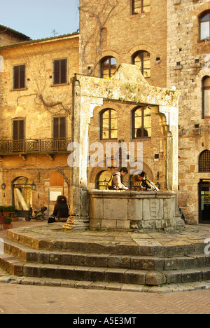 San Gimignano italiens jouer en ensemble au bien dans la Piazza Cisterna vertical Toscane Italie Banque D'Images